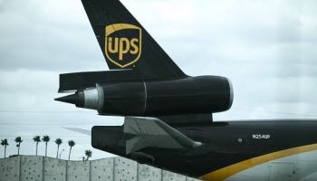 美 항공당국, UPS 화물기 추락 후 MD-11 기종 운항 금지