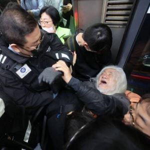 전장연 지하철 탑승 시위…4호선 지연으로 출근길 시민 불편