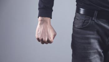 자고 있는 친형 흉기로 찌른 중학생 동생...형제의 난