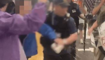 "짱X 아웃" 반중 시위에...냅다 커피 뿌린 여성