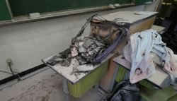 고등학교 빈 교실서 '펑'…휴대전화 20대 한순간에 잿더미