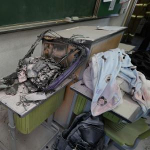 고등학교 빈 교실서 '펑'…휴대전화 20대 한순간에 잿더미