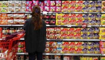 "K라면 글로벌에서 훨훨 나는데"…내수에 갇힌 오뚜기