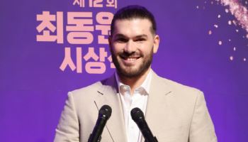 한화 폰세, 최동원상 시상식 참석... “상 의미 잘 알아”