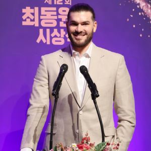 한화 폰세, 최동원상 시상식 참석... “상 의미 잘 알아”