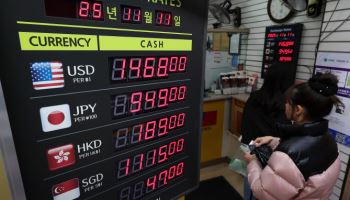 천정 뚫린 원달러 환율…1400원대 후반 뉴노멀 자리잡나