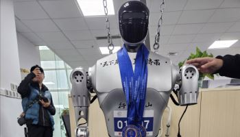 팔 부러져도 끄떡 없다…놀라운 中 인간형 로봇 질주