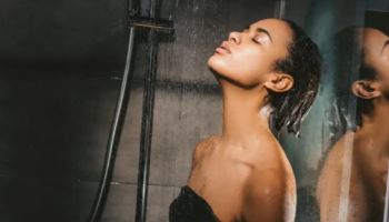 SNS서 유행하는 ‘불 끄고 샤워하기’…전문가 강추 이유는