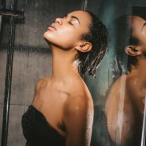 SNS서 유행하는 ‘불 끄고 샤워하기’…전문가 강추 이유는