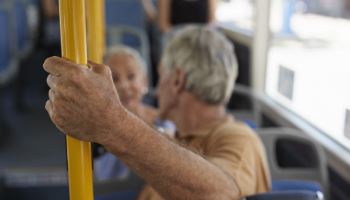 공정위, 버스·지하철 고령자 낙상사고 주의보