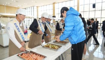 노동진 수협회장, 동계올림픽 국가대표에 보양 수산물로 응원