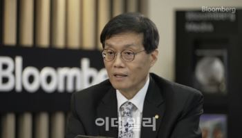 이창용 "새로운 데이터 따라 통화정책 방향도 달라질 수 있다"