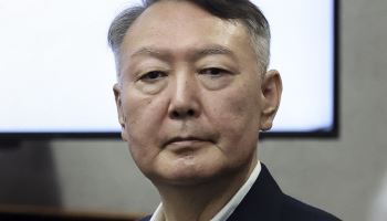 尹 "전 끄떡없다…무너진 법치 세우는 투쟁" 옥중 메시지