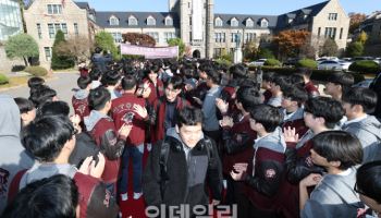 “얇은 옷 겹겹이”…수능 등굣길 쌀쌀, 낮엔 최고 20도까지