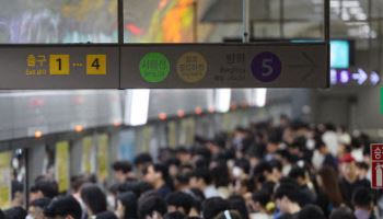 지하철서 오징어까지…"토할 것 같다" 취식민원 5년간 4200건