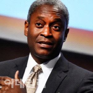 ‘연준 매파’ 보스틱 “인플레 괴물 되살릴 수 있어…금리인하 서둘러선 안 돼”