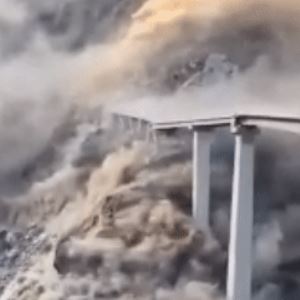 완공 10개월 만에 '와르르'…중국 신축 대교 붕괴(영상)