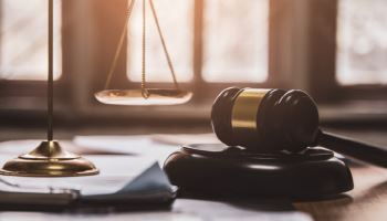 망치·식칼 들고 경찰 위협, 깨물기까지..30대 집유