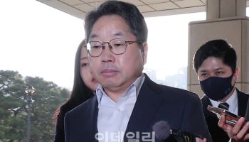 결국 물러나는 노만석, 퇴임식서 '외압 의혹' 해소할까