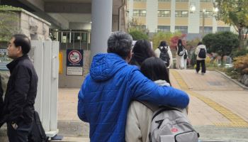 "긴장하지 마. 잘할 거야"…수험장 앞 떨림 속 응원 물결[르포]