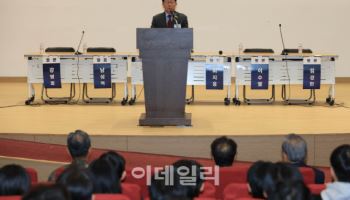 개회사하는 유용원 의원