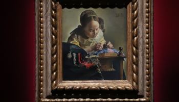 레이스를 뜨는 여인