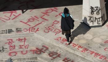 동덕여대생, 래커 복구비 두고…"학교가 내야" vs "함께 내자"