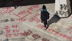 동덕여대생, 래커 복구비 두고…"학교가 내야" vs "함께 내자"