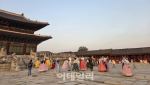 경복궁서 도시락 까먹고 나라망신…알고 보니 무자격 가이드