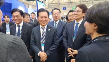 지스타 찾은 정청래 “게임산업법 전부개정안, 곧 통과”