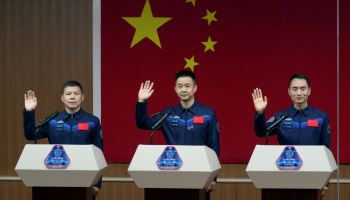 中 우주인 3명, 우주 파편 충돌 사고 후 귀환 성공