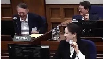 '화기애애한 내란 재판?'...윤석열 "지렁이" 웃자 변호인도 "풉"