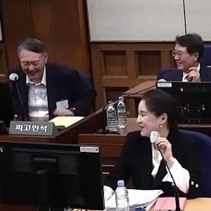'화기애애한 내란 재판?'...윤석열 "지렁이" 웃자 변호인도 "풉"