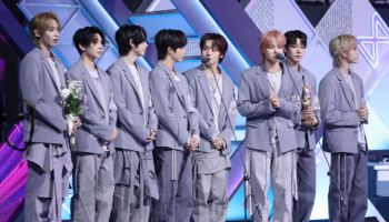 '2관왕' 아홉 "IS 루키상 감사… 꿈만 같고 신기해 "