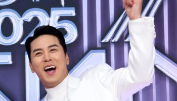 '2관왕' 장민호 "멋진 상 받아 행복… 팬들께 감사"