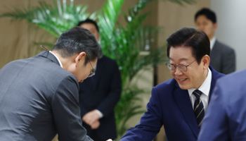 李대통령 “노동과 경영 대립적이지 않아”…이재용 “일자리 창출 더 노력”(상보)