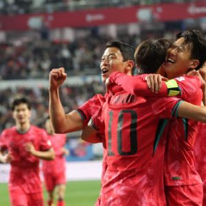 ‘환상 프리킥 골’ 손흥민, 이재성부터 찾았다... “더 많은 칭찬 받길”