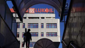 [마켓인]칼라일, 러 루코일 해외 자산 인수 타진