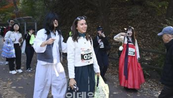 “한복 입고 남산 걷는 외국인들”…‘서울 에코 하이킹 페스타’ 개막