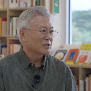 ‘책방지기’ 문재인, 유튜버 데뷔…그가 소개한 책은