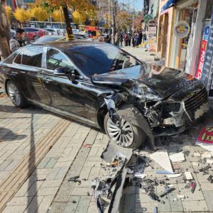 70대가 몰던 차량, 인도로 돌진…30대女 심정지·딸 부상