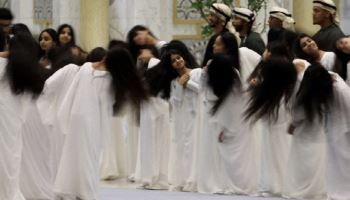 흰 옷 입고 긴 머리 풀어헤쳐 ‘휙휙’…이 대통령 앞 무슨 일?