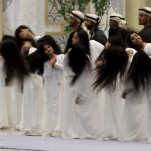 흰 옷 입고 긴 머리 풀어헤쳐 ‘휙휙’…이 대통령 앞 무슨 일?