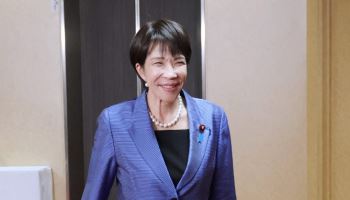 "가장 정치적인 핸드백" 日총리 '사나에 토트' 뭐길래