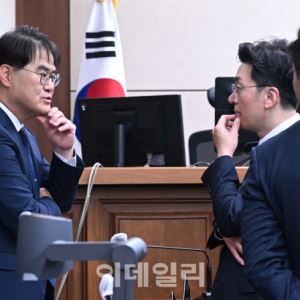 [포토]김 여사 측 변호인과 대화하는 민중기 특검 팀                                                                                                                                                       