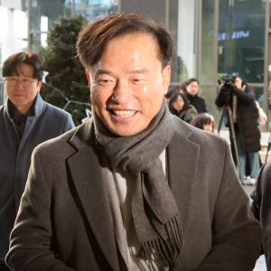 [포토]환하게 웃으며 사무실 들어서는 김종철 초대 방송미디어통신위원장                                                                                                                                    