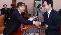 ‘주 52시간 예외’ 뺀 반도체특별법, 상임위 통과…연내 처리 기대감(종합)