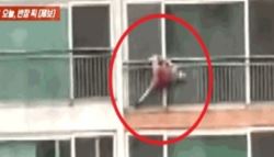 "아저씨! 거기서 뭐하세요?"…16층 난간에 매달린 절도범