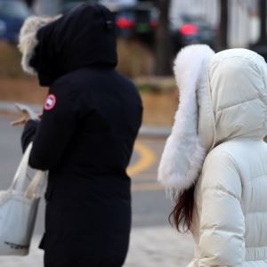 포근한 날씨 속 '감기조심'…"미세먼지 마스크도 착용하세요"[오늘날씨]