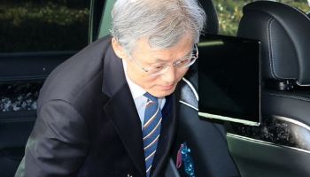 차에서 내리는 조희대 대법원장